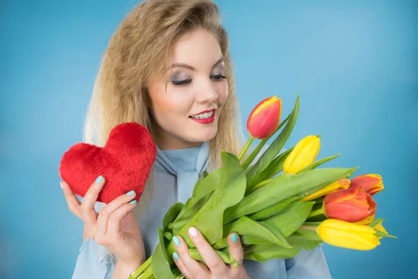 Woman holds tulips and red heart — Stock Photo, Image