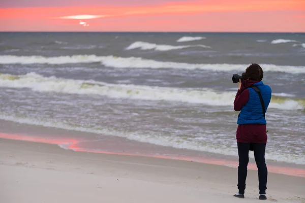 Woman taking pictures on coastline — Stock Photo, Image