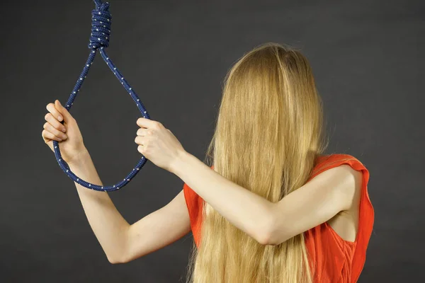 Mulher suicida ao lado de corda pendurada com nó — Fotografia de Stock
