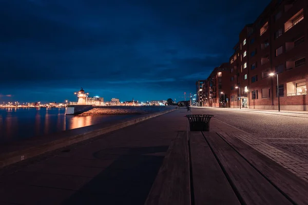 Ciudad de Malmo paisaje urbano por la noche, Suecia — Foto de Stock