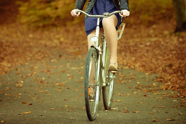 Mädchen im Kleid auf Fahrrad. — Stockfoto