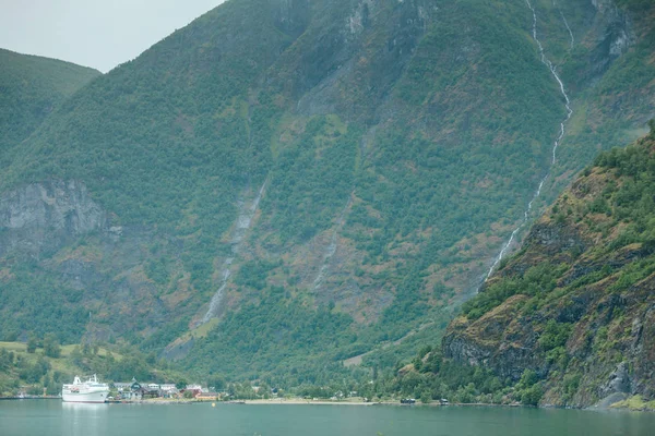 Yolcu gemisinde fiyort Sognefjord Flam Norveç'te — Stok fotoğraf