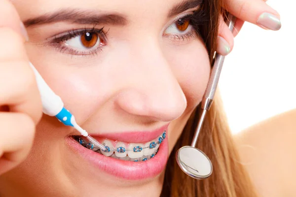 Kobieta z szelkami, posiadające dentysty — Zdjęcie stockowe