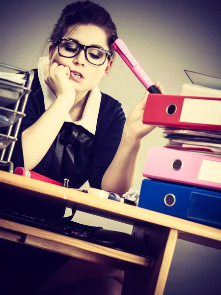 Sleepy zakenvrouw in office werken — Stockfoto