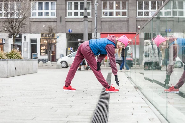 Fille sportive étirant en plein air sur la rue de la ville . — Photo