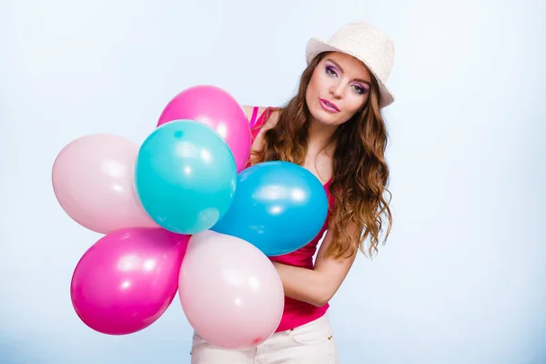 Mujer jugando con muchos globos de colores —  Fotos de Stock