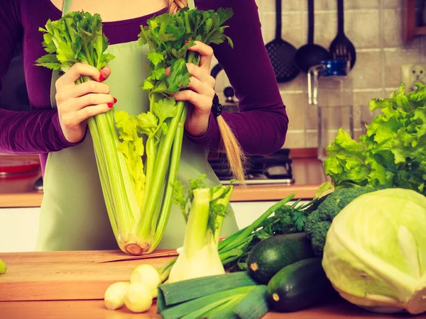 Mujer en cocina con verduras verdes —  Fotos de Stock