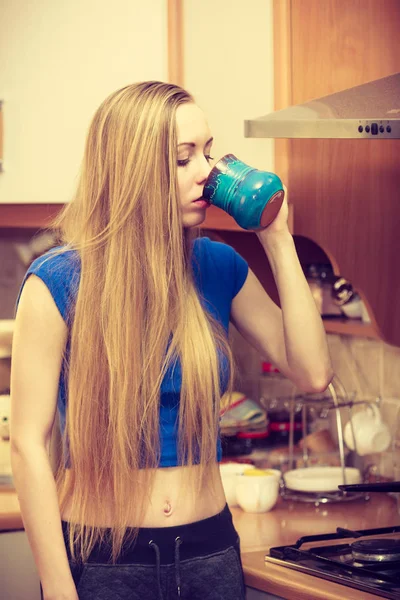 Женщина с чашкой чая из кофе — стоковое фото