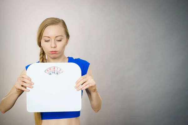 Teenage woman holding bathroom scale machine — Stock Photo, Image