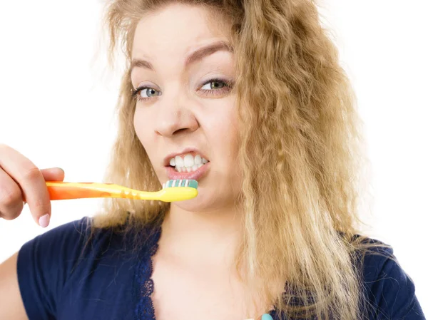 Mujer gruñona y cansada cepillándose los dientes, aislada —  Fotos de Stock