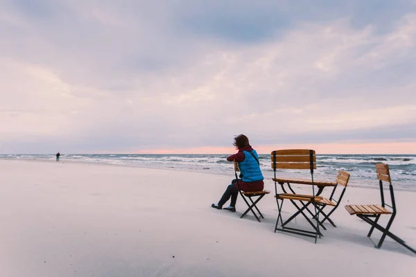 Vrouw zitten op het strand ontspannen — Stockfoto