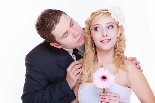 Feliz noivo e noiva posando para foto do casamento — Fotografia de Stock