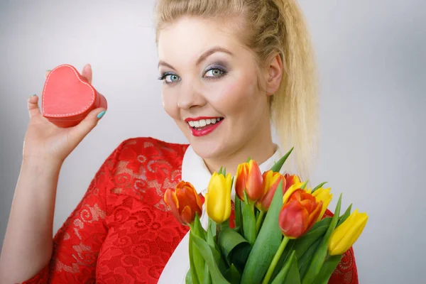 Žena hospodářství tulipány a dárek — Stock fotografie