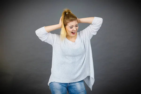 Mujer infeliz gritando y gritando de dolor —  Fotos de Stock