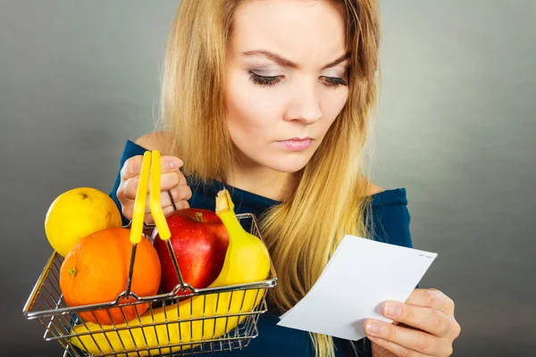 과일 쇼핑 바구니를 들고 걱정된 여자 — 스톡 사진