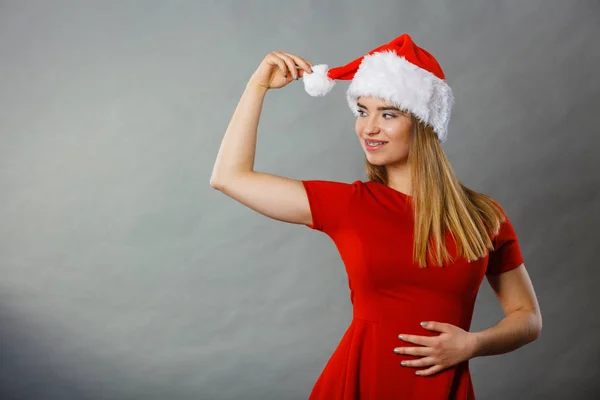 Позитивна жінка, що носить костюм Санта-Клауса помічник — стокове фото