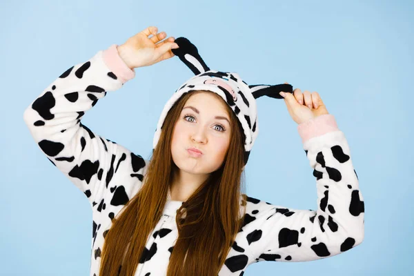 Mujer loca feliz en traje de vaca — Foto de Stock