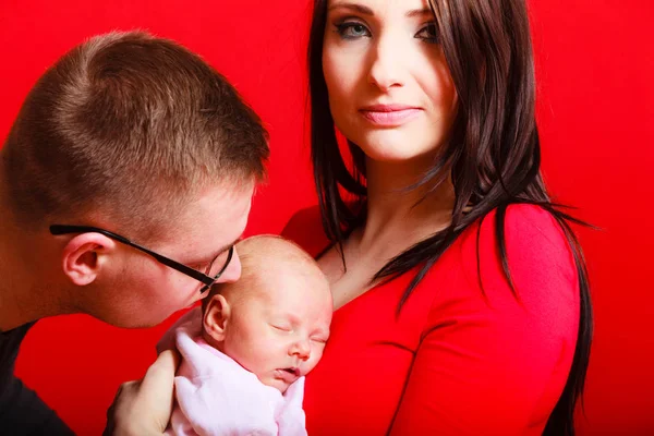Noworodka na klatce piersiowej matki ojciec dziecka Całowanie — Zdjęcie stockowe