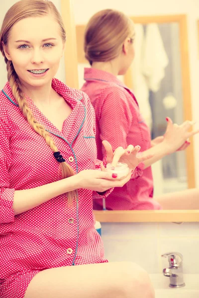 Vrouw toepassing hydraterende huid crème. Huidverzorging. — Stockfoto