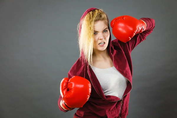 Mujer con guantes de boxeo — Foto de Stock