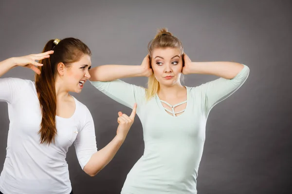 Due donne che litigano — Foto Stock