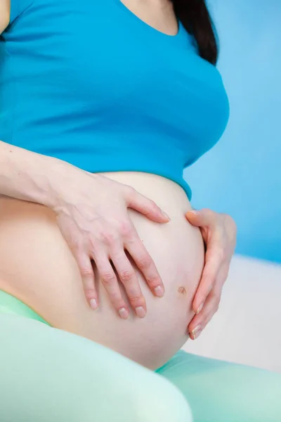 Mulher grávida acariciando sua barriga — Fotografia de Stock