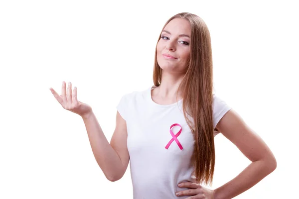 Donna con nastro rosa cancro sul petto — Foto Stock