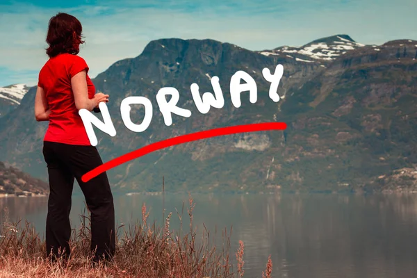 Femme touristique bénéficiant d'une vue sur le fjord en Norvège — Photo