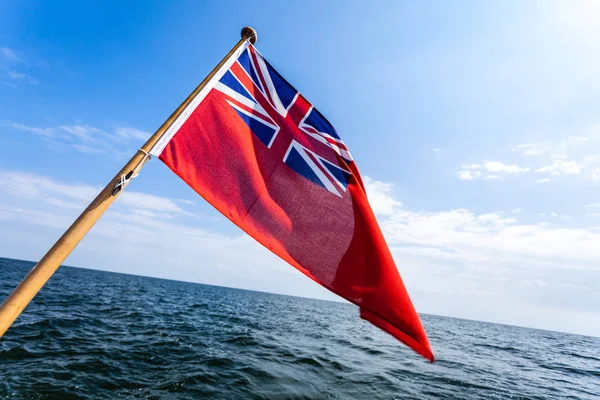 영국 레드 소위 요트에서 비행 영국 해상 깃발 — 스톡 사진