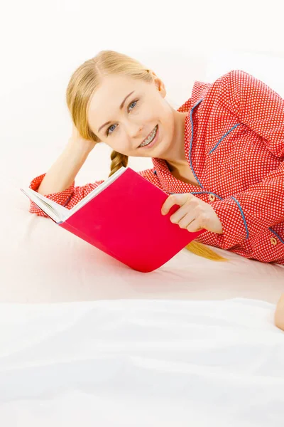 Femme de détente dans le lit livre de lecture — Photo