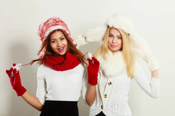 Dos chicas sonrientes con ropa cálida de invierno . —  Fotos de Stock