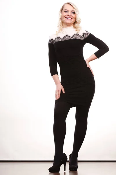 Женщина средних лет в стильном черном платье — стоковое фото