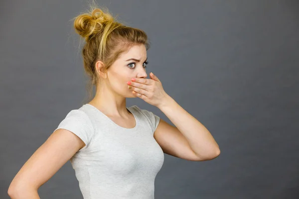 Vrouw die betrekking hebben op haar mond met de hand — Stockfoto