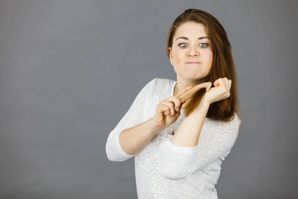Boze vrouw probeert haar haren borstel — Stockfoto