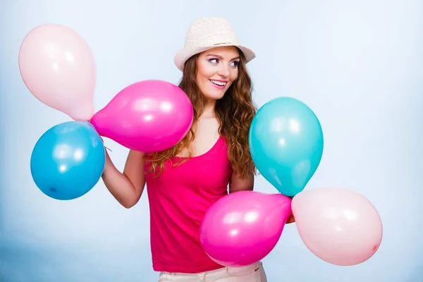 Mujer jugando con muchos globos de colores — Foto de Stock
