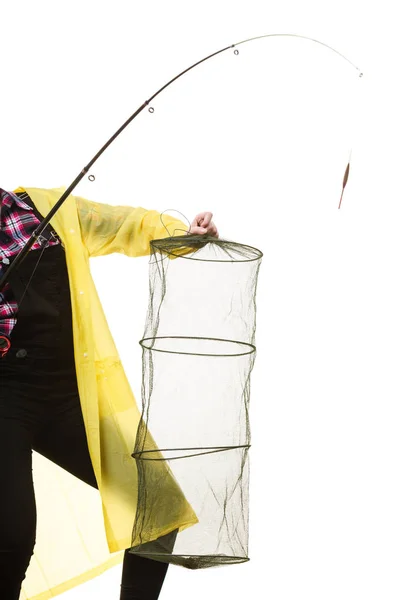 Mujer feliz sosteniendo caña de pescar y redecilla —  Fotos de Stock