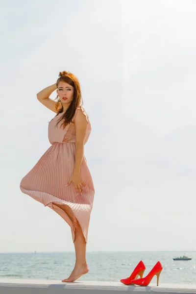 Mulher dançando usando longo vestido rosa claro — Fotografia de Stock