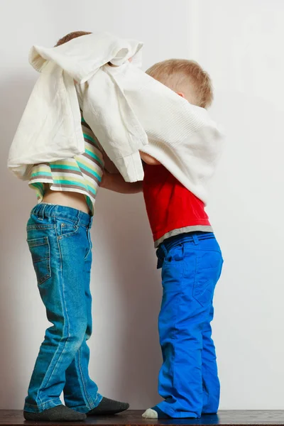 Dos hermanos pequeños jugando con toallas — Foto de Stock