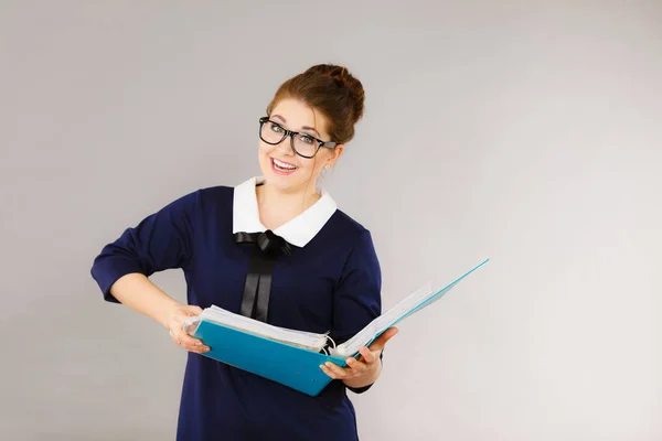 Mujer de negocios positiva feliz celebración de carpeta con documentos — Foto de Stock