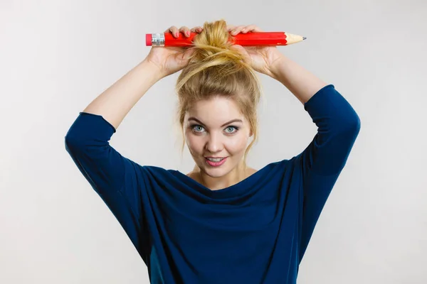 Boldog szőke nő nagy ceruza haj — Stock Fotó