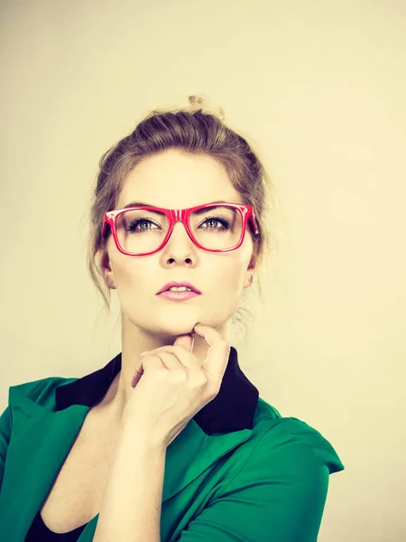 Mujer de negocios pensamiento intensivo — Foto de Stock