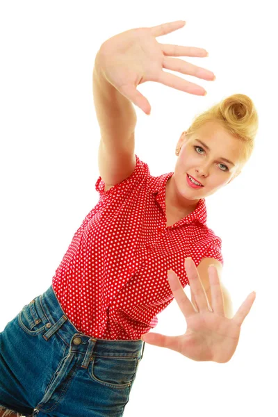 Retro pinup vrouw, handen voor gezicht — Stockfoto