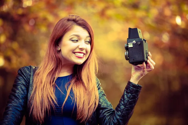 Beautiful ginger girl is smiling to analog camera. — Stock Photo, Image