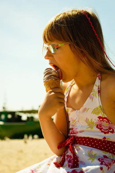 Kleuter meisje eten van ijs op strand — Stockfoto