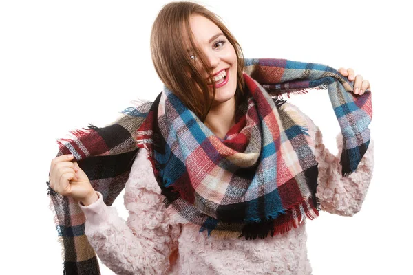 Женщина с изолированным шарфом — стоковое фото
