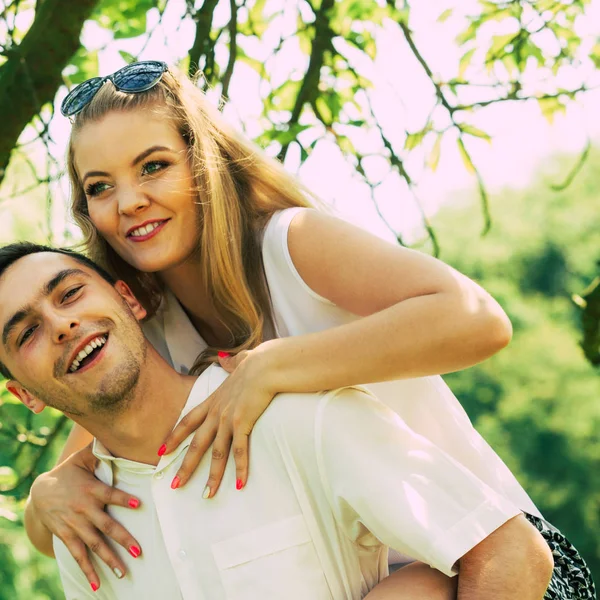 Šťastný pár s romantickou datum v parku — Stock fotografie