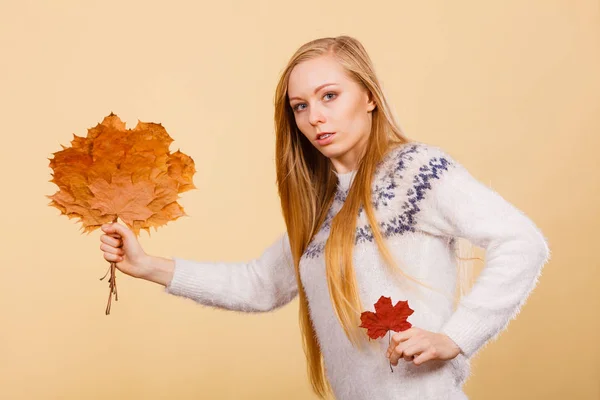 Donna che tiene bouquet fatto di foglie autunnali — Foto Stock