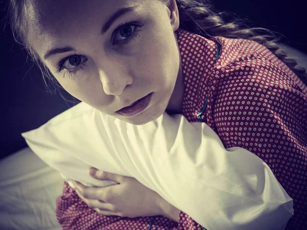 Triest depressief meisje in bed aangrijpend kussen — Stockfoto