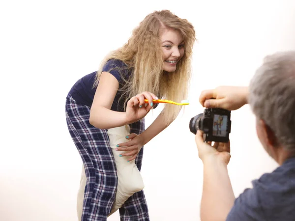Scattare foto di donna che si lava i denti — Foto Stock