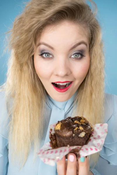 Atraktivní žena drží v ruce dort — Stock fotografie